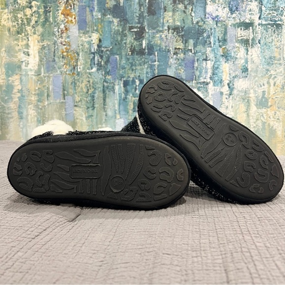 CHINESE LAUNDRY SZ SM 5/6 BLACK & WHITE POM POM PLUSH & KNIT SLIPPER BOOTS NWOT - Picture 4 of 8